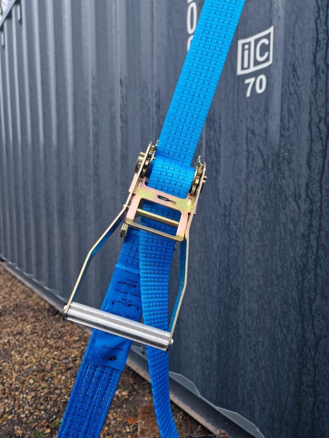 Blå surringsstrop med metalkroge