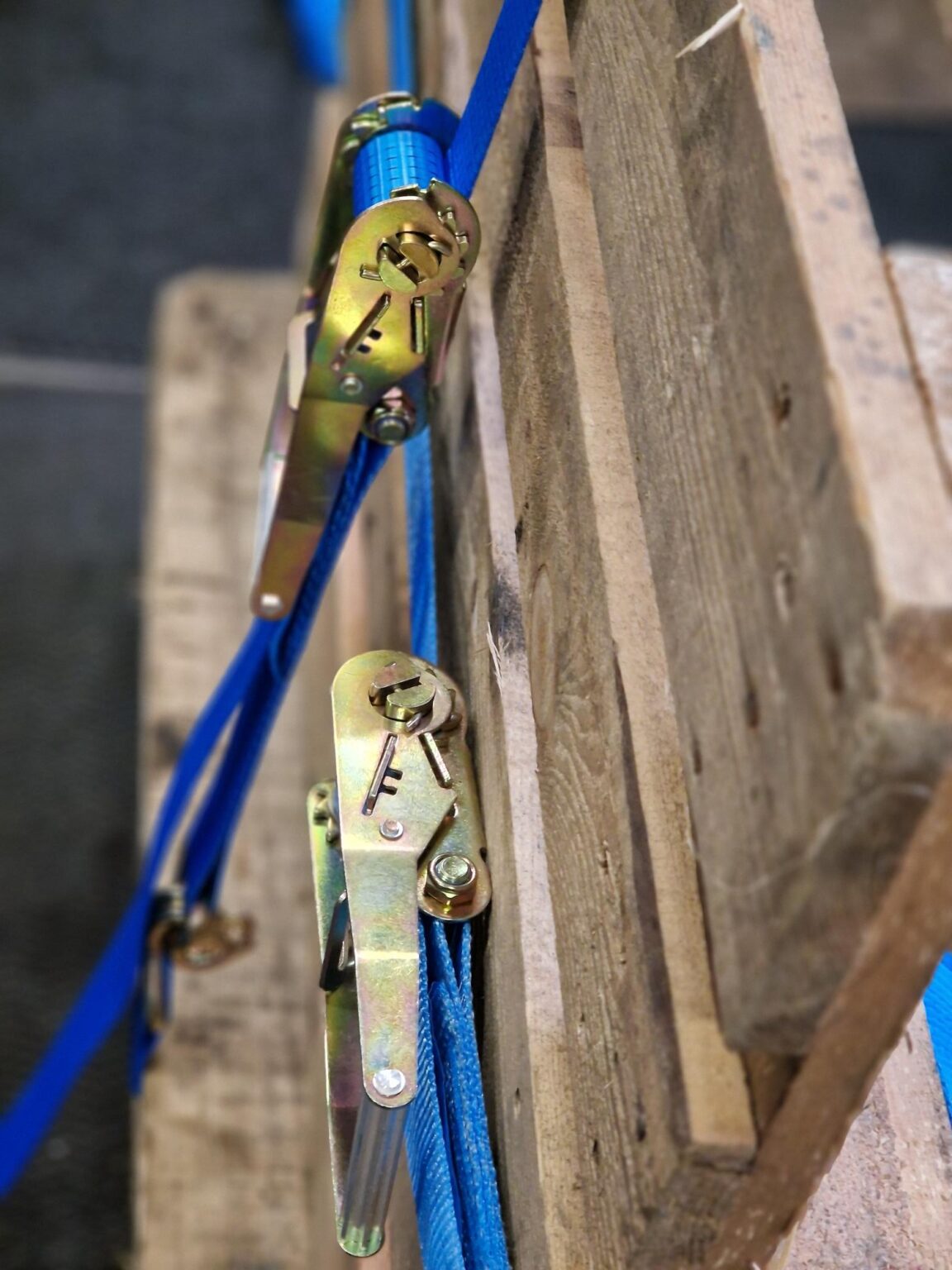 forstørret metalkroge til surringsbånd