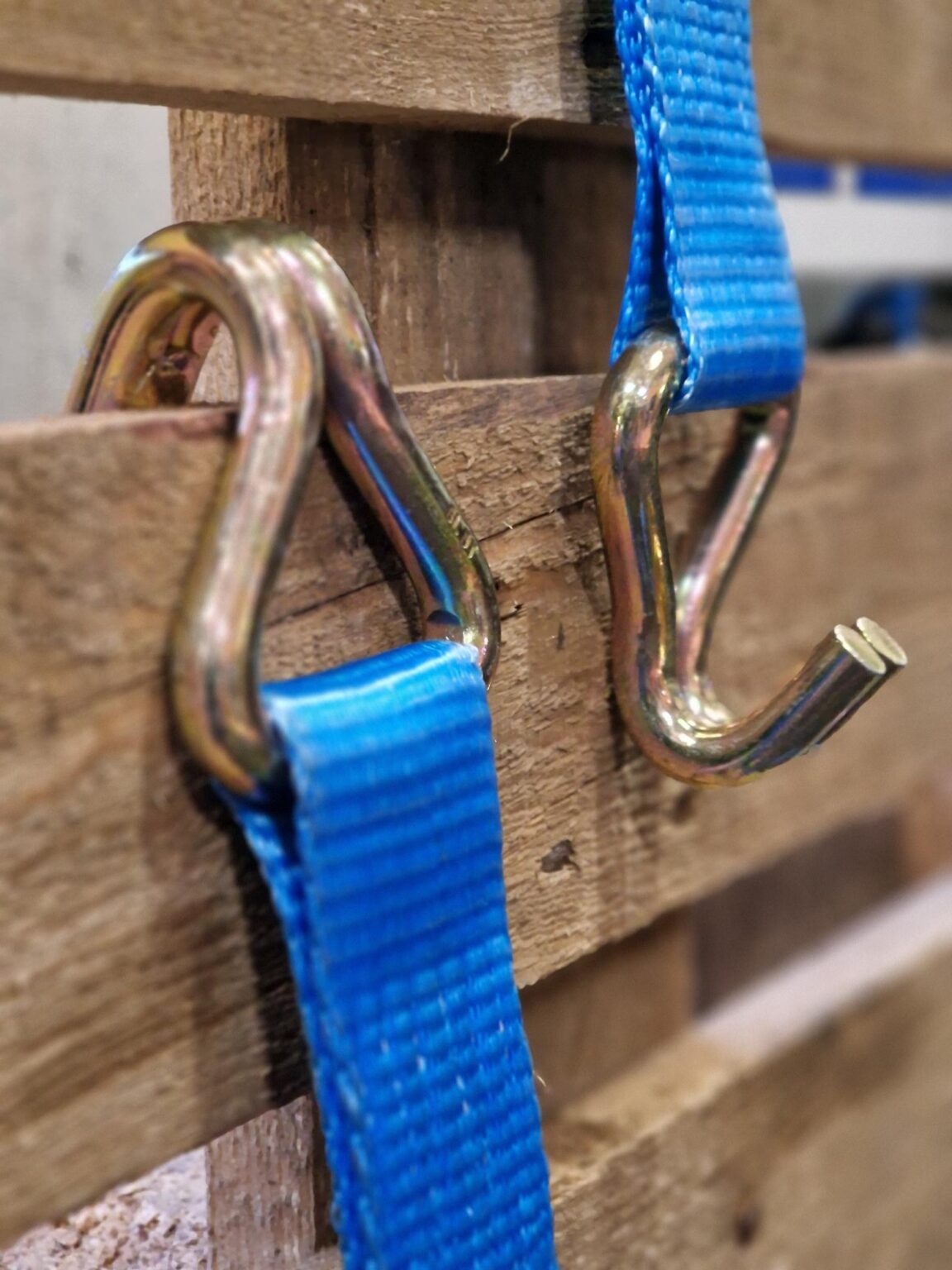 to stk metal krog til surringsbånd, en af dem hænger på trækasse