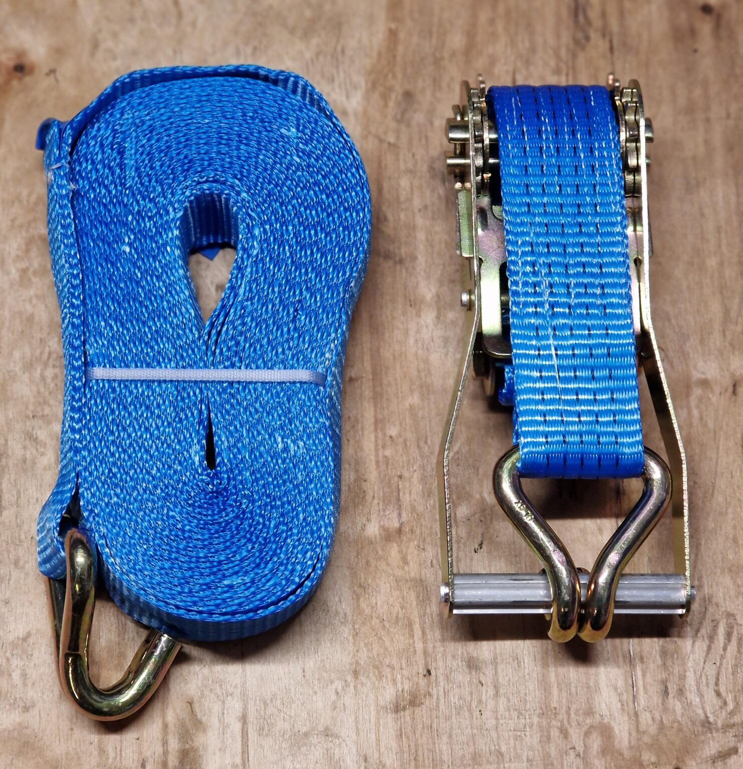 blå surringsbånd rullet sammen